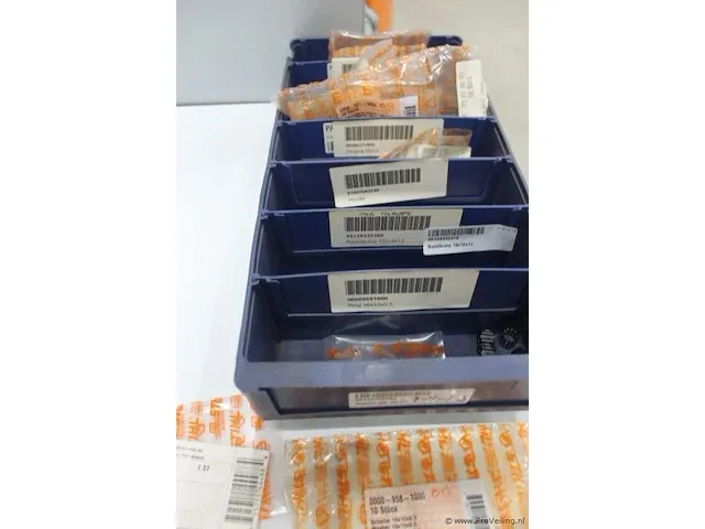 Assortiment klein materiaal in magazijnbakjes - afbeelding 4 van  13