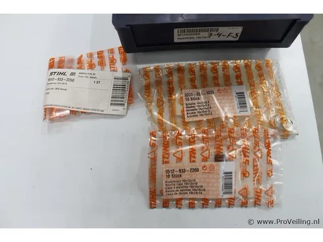 Assortiment klein materiaal in magazijnbakjes - afbeelding 5 van  13