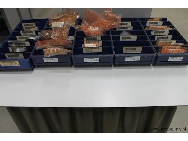 Assortiment klein materiaal in magazijnbakjes - afbeelding 1 van  13