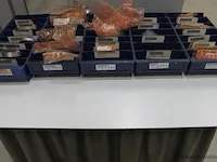Assortiment klein materiaal in magazijnbakjes - afbeelding 1 van  13