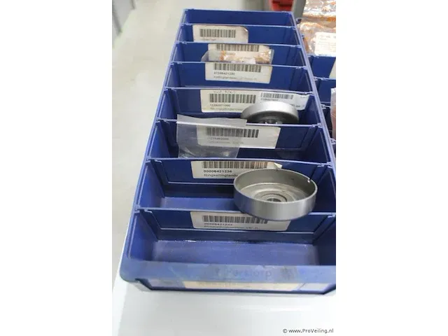 Assortiment klein materiaal in magazijnbakjes - afbeelding 6 van  13