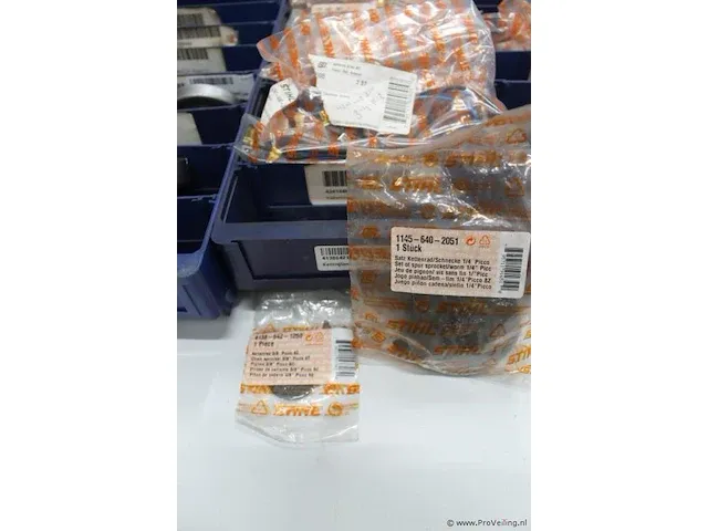 Assortiment klein materiaal in magazijnbakjes - afbeelding 7 van  13