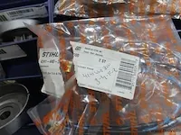 Assortiment klein materiaal in magazijnbakjes - afbeelding 8 van  13