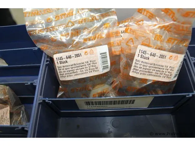 Assortiment klein materiaal in magazijnbakjes - afbeelding 10 van  13