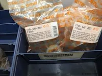 Assortiment klein materiaal in magazijnbakjes - afbeelding 10 van  13
