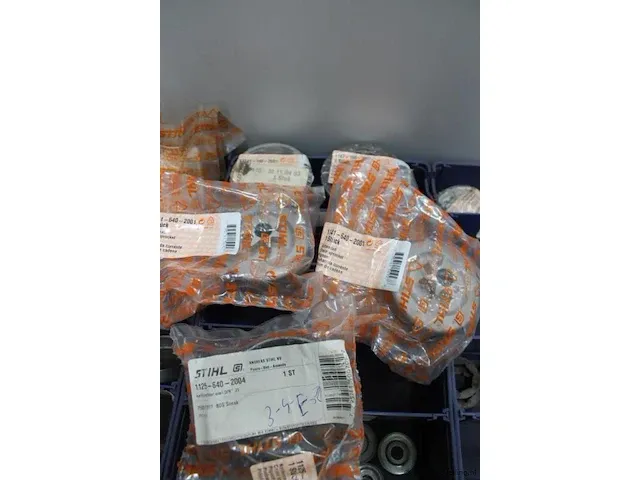 Assortiment klein materiaal in magazijnbakjes - afbeelding 11 van  13