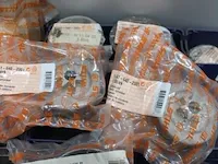 Assortiment klein materiaal in magazijnbakjes - afbeelding 11 van  13