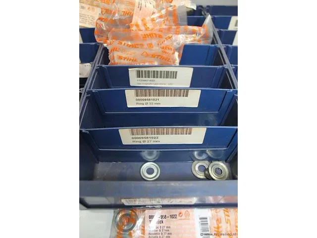 Assortiment klein materiaal in magazijnbakjes - afbeelding 12 van  13