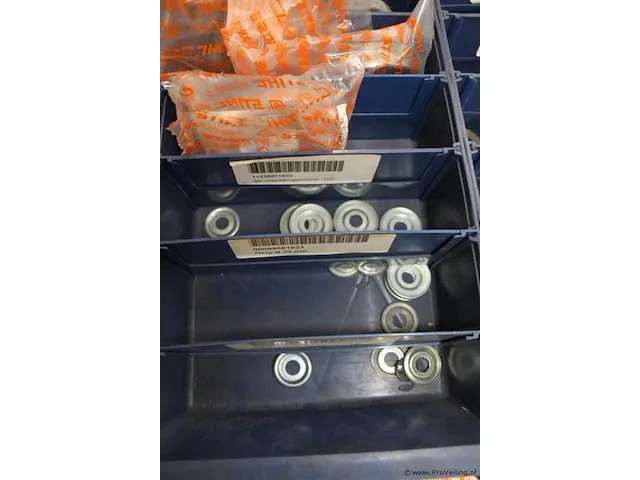 Assortiment klein materiaal in magazijnbakjes - afbeelding 13 van  13
