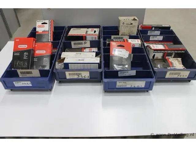 Assortiment klein materiaal in magazijnbakjes - afbeelding 1 van  7
