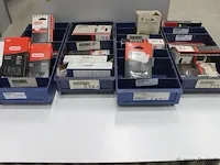 Assortiment klein materiaal in magazijnbakjes - afbeelding 1 van  7