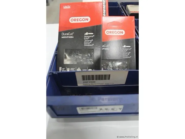 Assortiment klein materiaal in magazijnbakjes - afbeelding 2 van  7