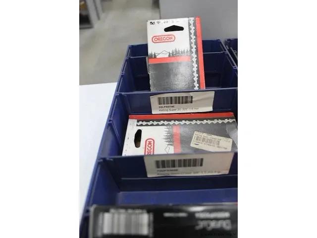 Assortiment klein materiaal in magazijnbakjes - afbeelding 3 van  7