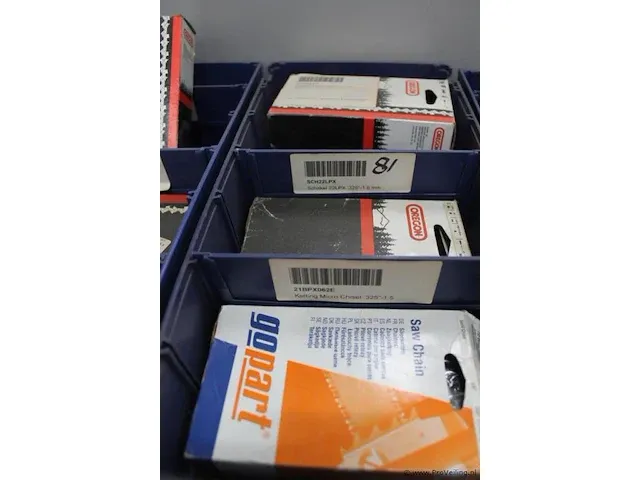 Assortiment klein materiaal in magazijnbakjes - afbeelding 4 van  7