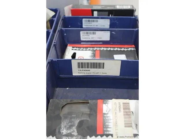 Assortiment klein materiaal in magazijnbakjes - afbeelding 6 van  7