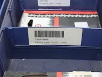 Assortiment klein materiaal in magazijnbakjes - afbeelding 6 van  7