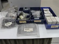 Assortiment klein materiaal in magazijnbakjes - afbeelding 1 van  11