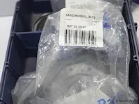 Assortiment klein materiaal in magazijnbakjes - afbeelding 6 van  11