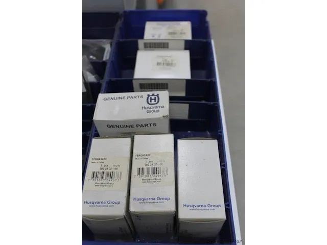 Assortiment klein materiaal in magazijnbakjes - afbeelding 10 van  11
