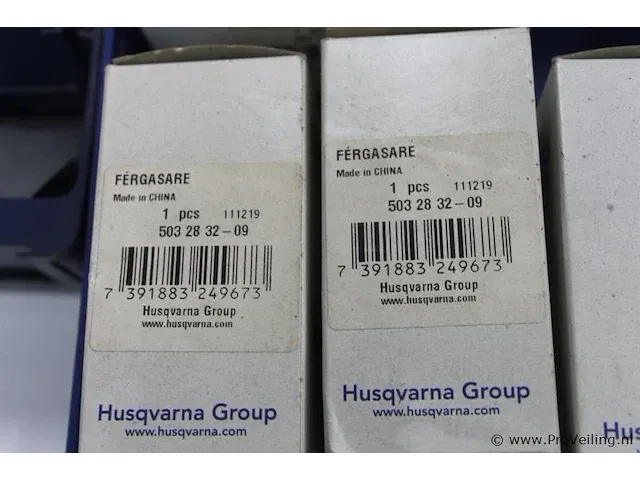 Assortiment klein materiaal in magazijnbakjes - afbeelding 11 van  11