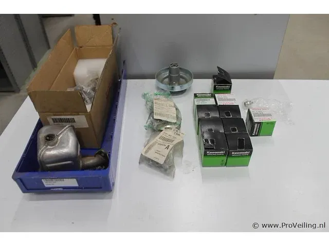 Assortiment klein materiaal in magazijnbakjes - afbeelding 1 van  12