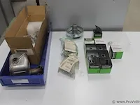 Assortiment klein materiaal in magazijnbakjes - afbeelding 1 van  12
