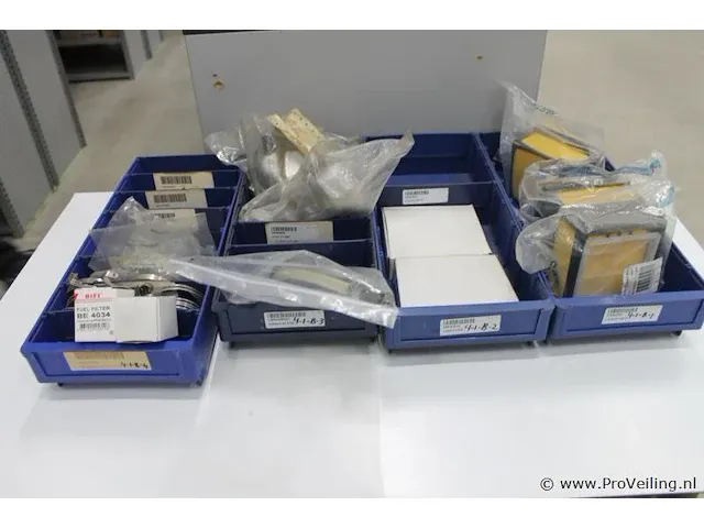 Assortiment klein materiaal in magazijnbakjes - afbeelding 1 van  9