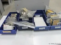 Assortiment klein materiaal in magazijnbakjes - afbeelding 1 van  9