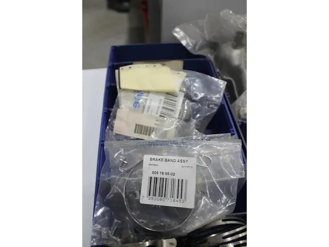 Assortiment klein materiaal in magazijnbakjes - afbeelding 3 van  9