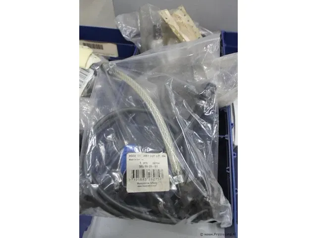 Assortiment klein materiaal in magazijnbakjes - afbeelding 4 van  9