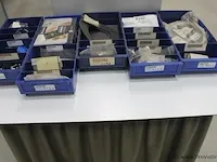 Assortiment klein materiaal in magazijnbakjes - afbeelding 1 van  9