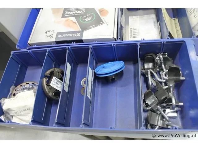 Assortiment klein materiaal in magazijnbakjes - afbeelding 2 van  9