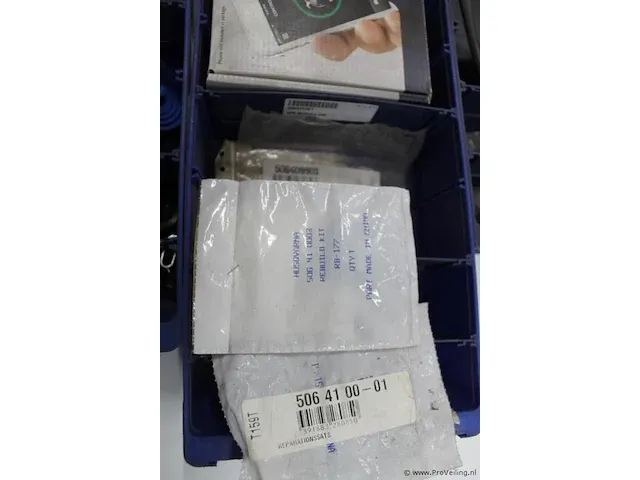 Assortiment klein materiaal in magazijnbakjes - afbeelding 3 van  9