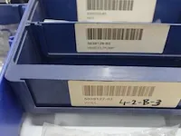 Assortiment klein materiaal in magazijnbakjes - afbeelding 5 van  9