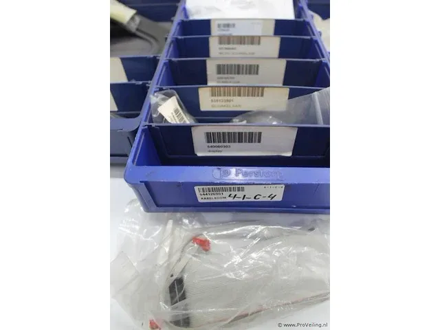 Assortiment klein materiaal in magazijnbakjes - afbeelding 6 van  9