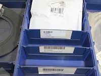 Assortiment klein materiaal in magazijnbakjes - afbeelding 7 van  9