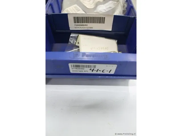 Assortiment klein materiaal in magazijnbakjes - afbeelding 8 van  9
