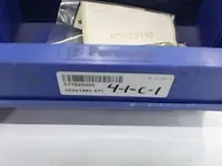 Assortiment klein materiaal in magazijnbakjes - afbeelding 8 van  9