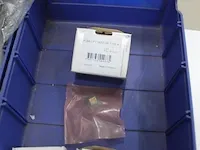 Assortiment klein materiaal in magazijnbakjes - afbeelding 3 van  14