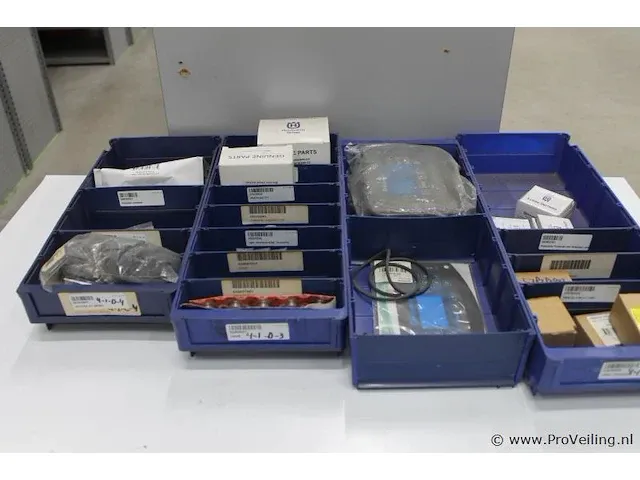 Assortiment klein materiaal in magazijnbakjes - afbeelding 1 van  14