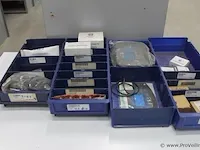Assortiment klein materiaal in magazijnbakjes - afbeelding 1 van  14