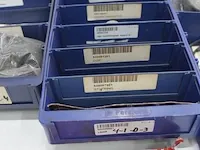 Assortiment klein materiaal in magazijnbakjes - afbeelding 9 van  14