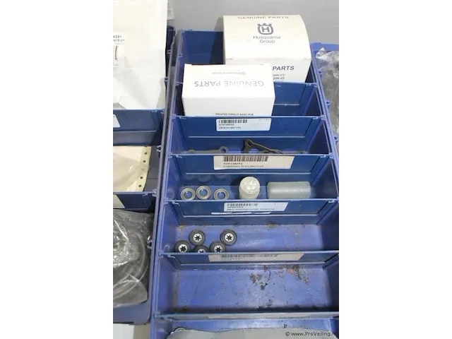Assortiment klein materiaal in magazijnbakjes - afbeelding 10 van  14