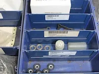 Assortiment klein materiaal in magazijnbakjes - afbeelding 10 van  14