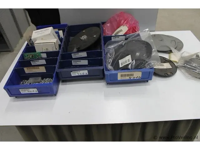 Assortiment klein materiaal in magazijnbakjes - afbeelding 1 van  8
