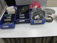 Assortiment klein materiaal in magazijnbakjes - afbeelding 1 van  8