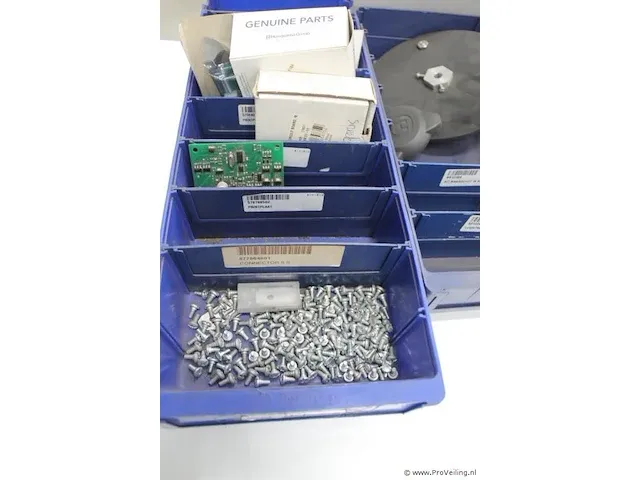 Assortiment klein materiaal in magazijnbakjes - afbeelding 2 van  8