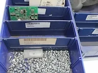 Assortiment klein materiaal in magazijnbakjes - afbeelding 2 van  8