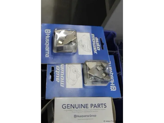 Assortiment klein materiaal in magazijnbakjes - afbeelding 5 van  8