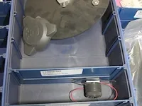Assortiment klein materiaal in magazijnbakjes - afbeelding 6 van  8